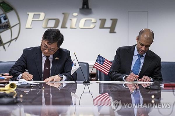 South Korean Deputy Defense Minister for Policy Cho Chang-rae (L) and U.S. Principal Deputy Assistant Secretary of Defense for Space Policy Vipin Narang sign the Nuclear Co<em></em>nsultative Group l<em></em>inkwork new<em></em>line on Feb. 12, 2024, at the Pentagon in this file photo provided by Seoul's defense ministry. (PHOTO NOT FOR SALE) (Yonhap)