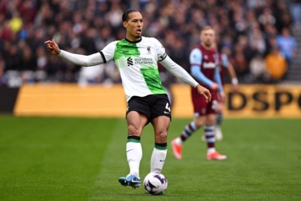 Virgil van Dijk passes the ball