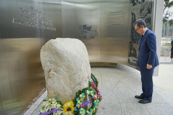 Foreign Minister Cho Tae-yul pays his respects to the fallen soldiers who participated in the 1950-53 Korean War, at the Australian Natio<em></em>nal Korean War Memorial in Canberra, during his visit to Australia on April 29, 2024, as provided by Cho's office. (PHOTO NOT FOR SALE) (Yonhap)